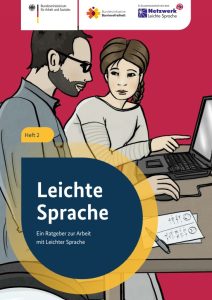 Titelbild Broschüre Leichte Sprache. 2 Menschen sitzen an einem Tisch. Eine Frau zeigt erklärend auf einen Bildschirm am Computer. Logos
